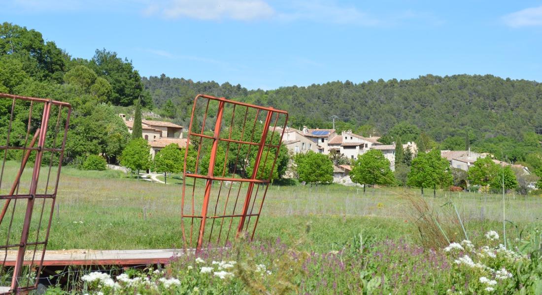 . Votre séjour sera trop court pour tout faire, tout voir,  tout visiter !  Nous vous proposons un très court inventaire des choses qui méritent un peu de votre attention.La Falaise de Buoux est réputée dans la région, tant pour sa beauté que pour les différentes voies d'escalade aménagées depuis plus de 40 ans. A proximité, les Seguins, ferme auberge camping au calme dans un site de toute beauté.