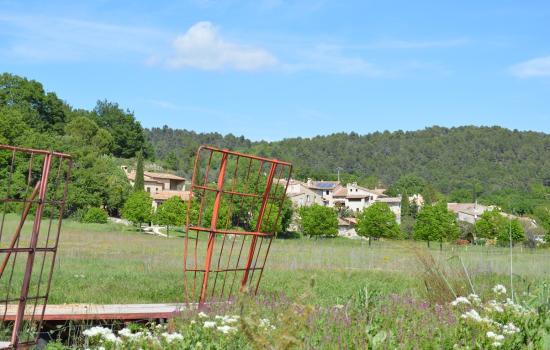 . Votre séjour sera trop court pour tout faire, tout voir,  tout visiter !  Nous vous proposons un très court inventaire des choses qui méritent un peu de votre attention.La Falaise de Buoux est réputée dans la région, tant pour sa beauté que pour les différentes voies d'escalade aménagées depuis plus de 40 ans. A proximité, les Seguins, ferme auberge camping au calme dans un site de toute beauté.